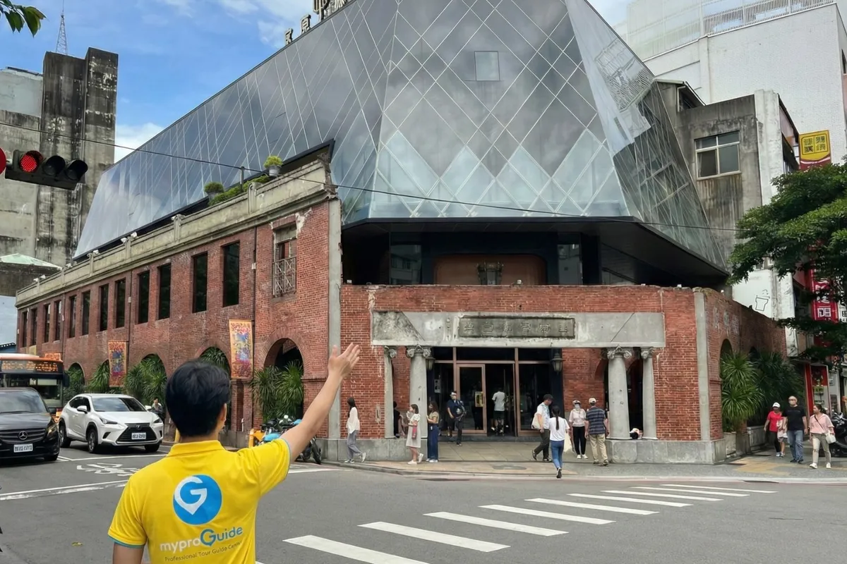 Skip the line at Miyahara with MyProGuide and enjoy Taichung’s legendary ice cream! This high-ceilinged space feels like stepping into the grand library at Hogwarts, with preserved old red brick walls from the Japanese era and towering bookshelves
