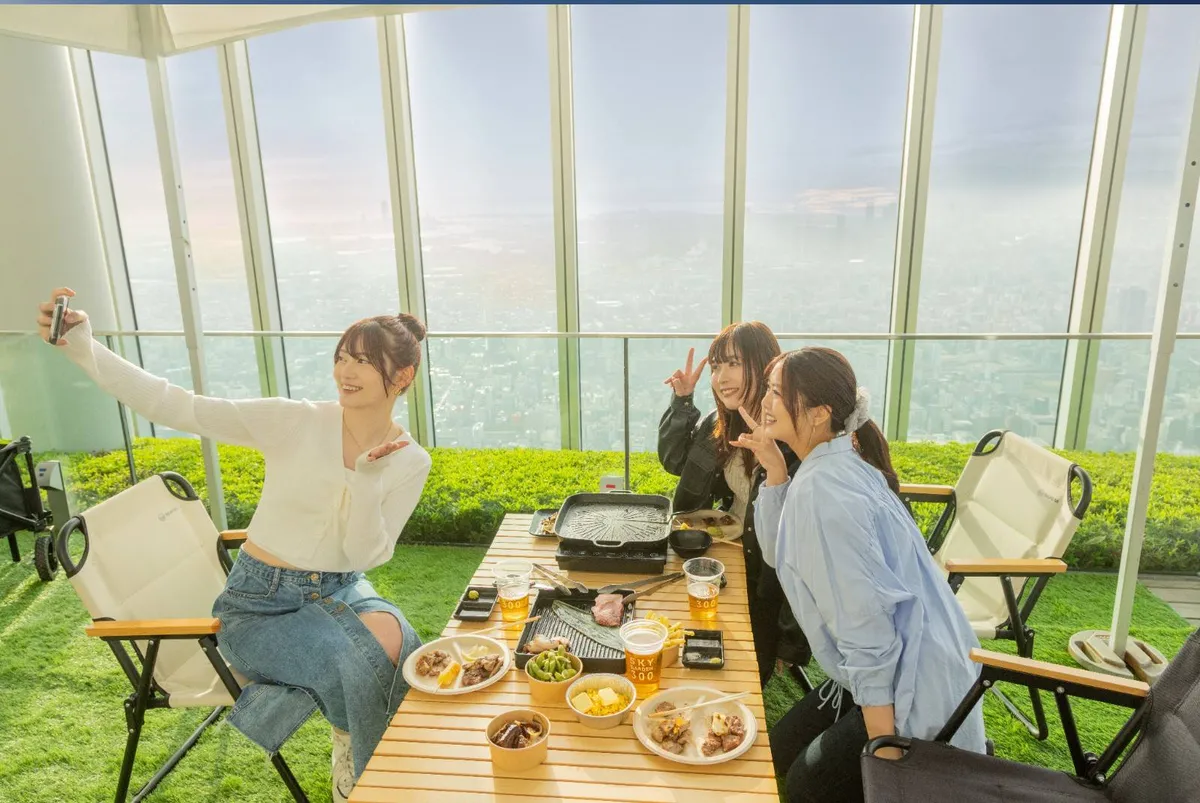 Organisez un barbecue au Sky Garden au 58ème étage d'Abeno Harukas ! Profitez d'un moment luxueux dans le jardin en plein air tout en profitant de l'extérieur