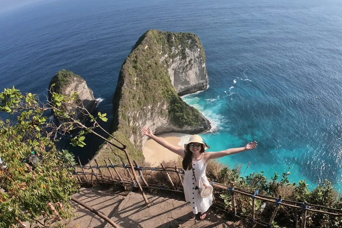 Snap photos of yourself against the area's most iconic landmarks using high-quality mirrorless cameras from Fujifilm