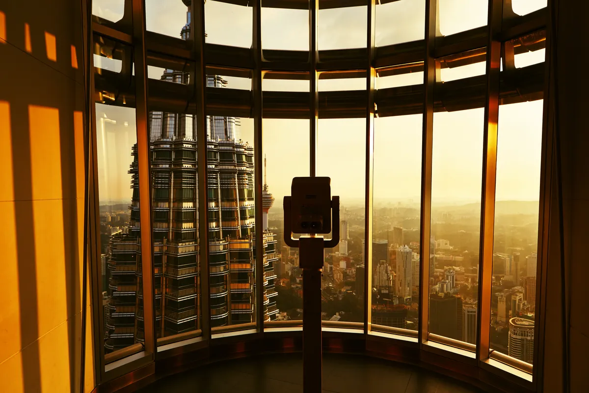 Uma vista das Torres Gêmeas PETRONAS em Kuala Lumpur de cima.