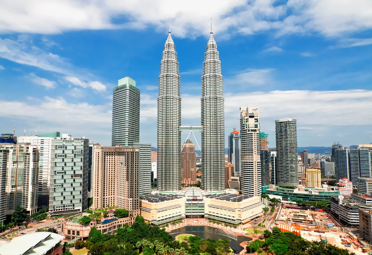 Obtenha um vislumbre do pitoresco horizonte de Kuala Lumpur do topo das deslumbrantes Torres Gêmeas Petronas.