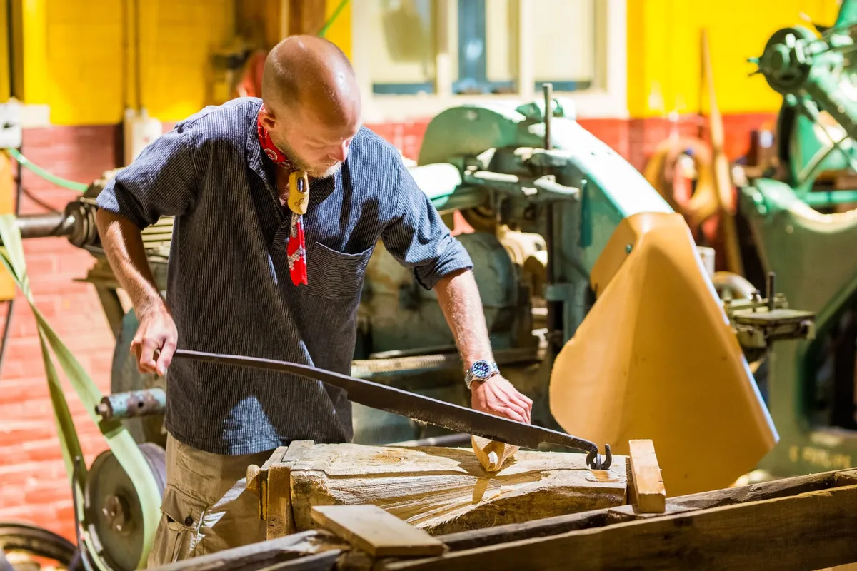 Découvrez comment sont fabriqués les sabots en bois traditionnels néerlandais !