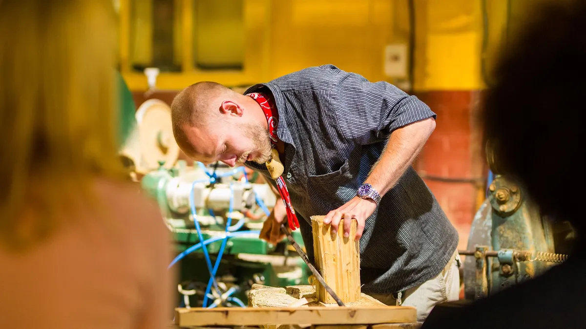 Voyez une ancienne machine à vapeur en action alors que des artisans qualifiés créent des sabots en bois traditionnels