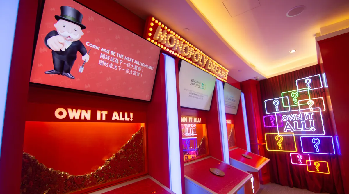 Plongez dans le monde coloré du Monopoly et découvrez son évolution au fil des ans