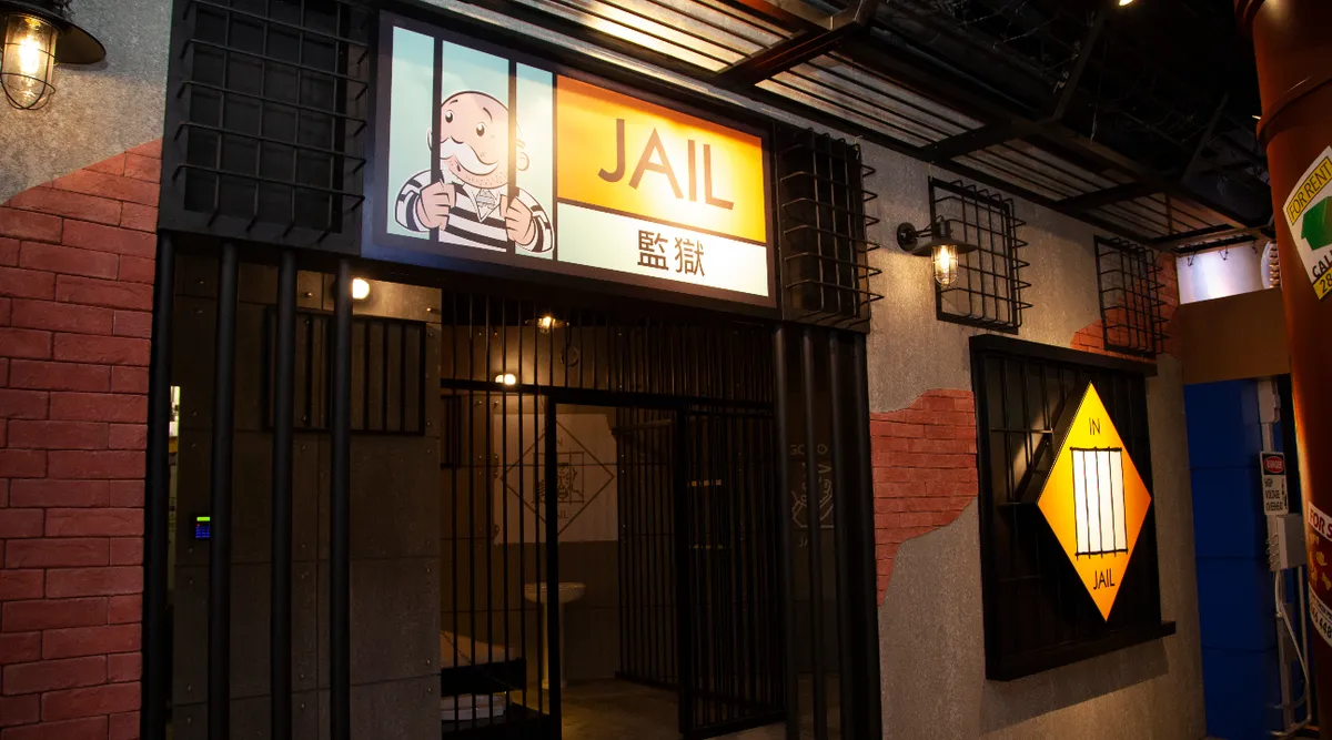 Émerveillez-vous devant les reproductions des propriétés du plateau de Monopoly comme la prison, l'usine de distribution d'eau, et bien plus encore !