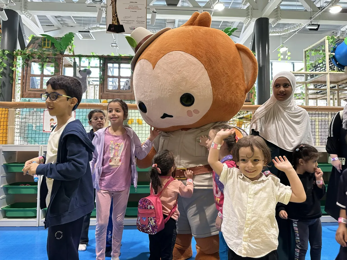Deixe a criança brincar com o urso e tirar fotos juntos, a criança ficará muito feliz!