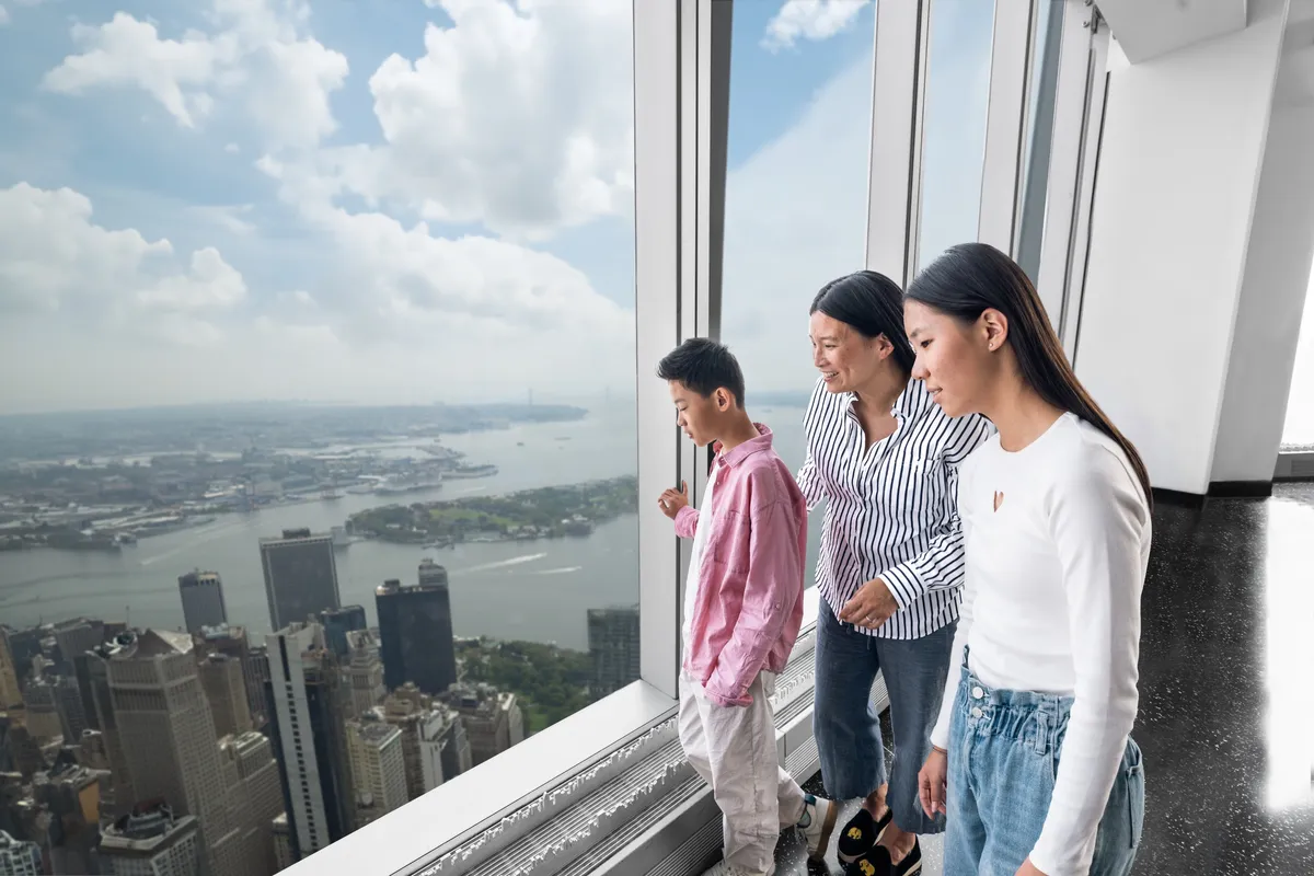 Ghi lại những khoảnh khắc gia đình khó quên khi chiêm ngưỡng tầm nhìn ngoạn mục tại Đài quan sát Một Thế giới