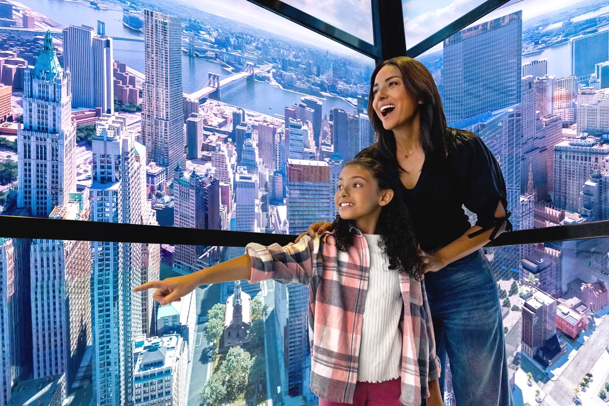 Đi lên nhanh chóng và êm ái lên đỉnh bằng Thang máy SkyPod