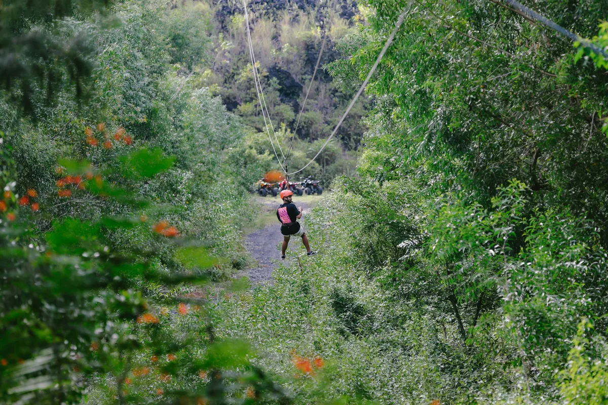 Erleben Sie eine aufregende Zipline-Fahrt, wenn Sie den Mayon Black Lava Trail buchen