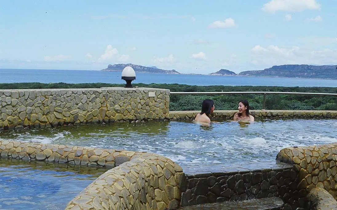 Ocean View Open-Air Bath: Located on the top floor of the Onsen building, these gender-separated nude bathing areas are a favorite among seasoned bathers. Each side features an open-air public bath for men and women.