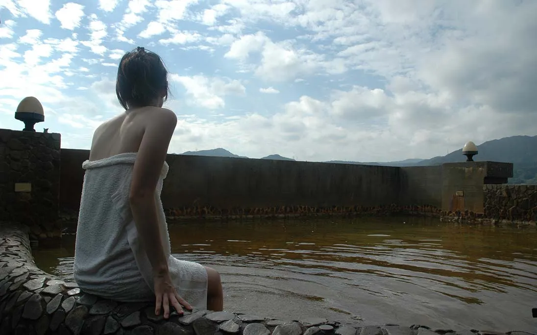 Ocean View Open-Air Bath: Enjoy beautiful bay views from one side, making it one of the few locations on Taiwan proper where you can enjoy hot springs with ocean views; on the other side, you can see the distant peaks and mountain mists of Yangmingshan Na
