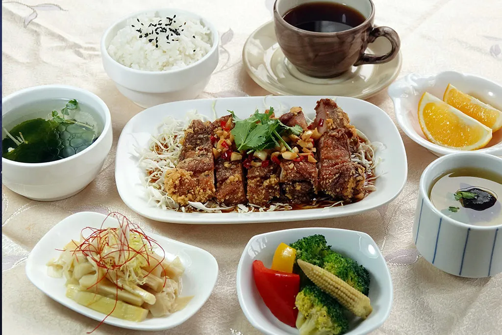 Purchase flavor meals or afternoon tea on-site, and after enjoying a hot spring, savor a bowl of warm soup!