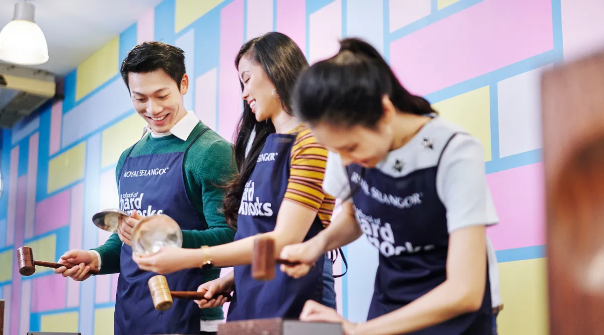 [Royal Selangor Visitor Centre] Découvrez les bases de la création de plats en étain grâce à cet atelier complet School of Hard Knocks à Kuala Lumpur !