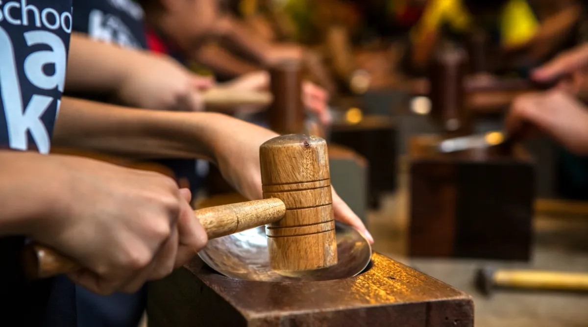 [Royal Selangor Visitor Centre] Laissez-vous surprendre par la rapidité avec laquelle vous apprendrez les techniques de transformation telles que le moulage, le martelage, le façonnage et la gravure.