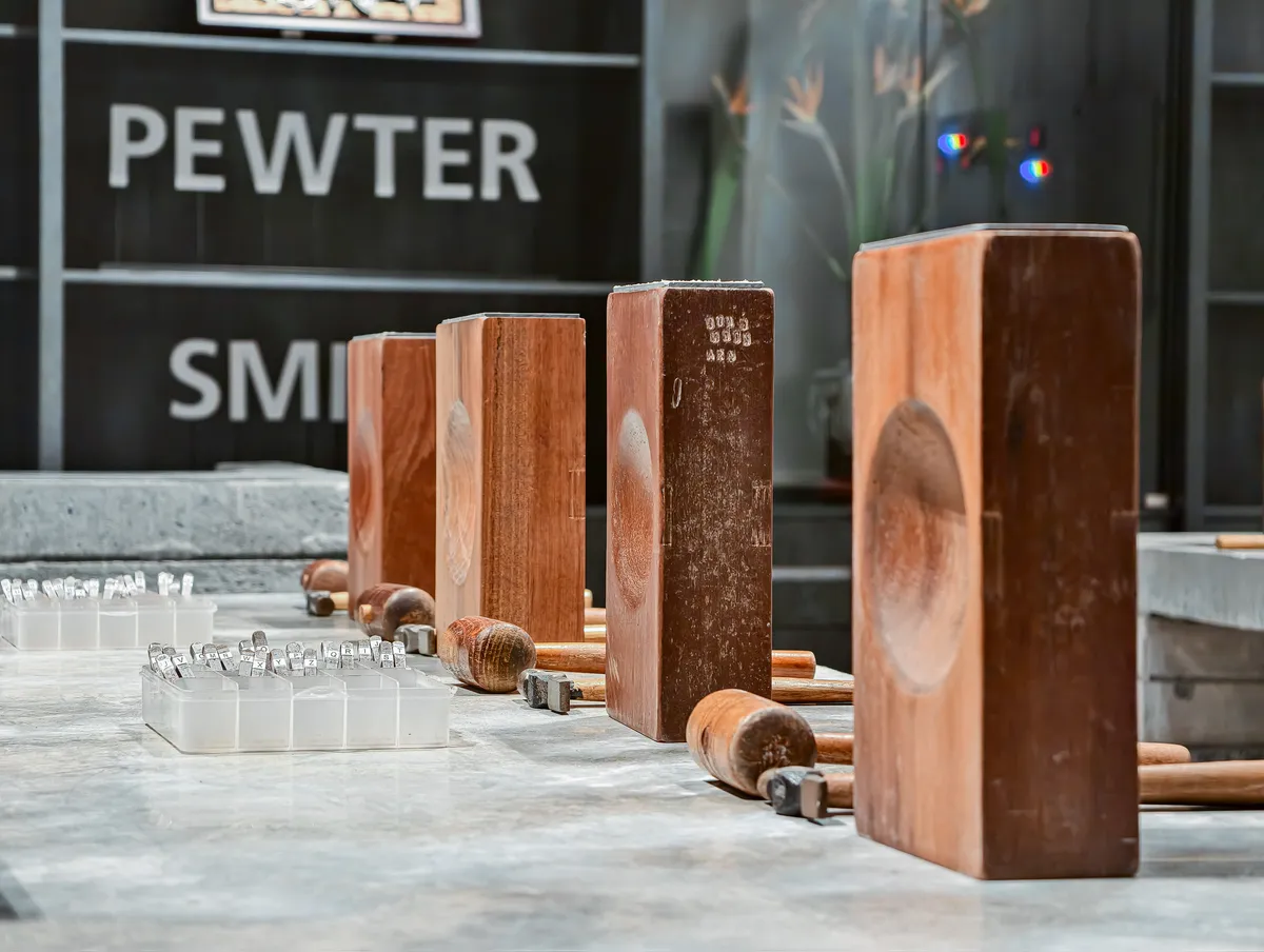 [Royal Selangor Gallery] Découvrez le plaisir de l'artisanat pratique en créant et en emportant votre propre souvenir personnalisé.