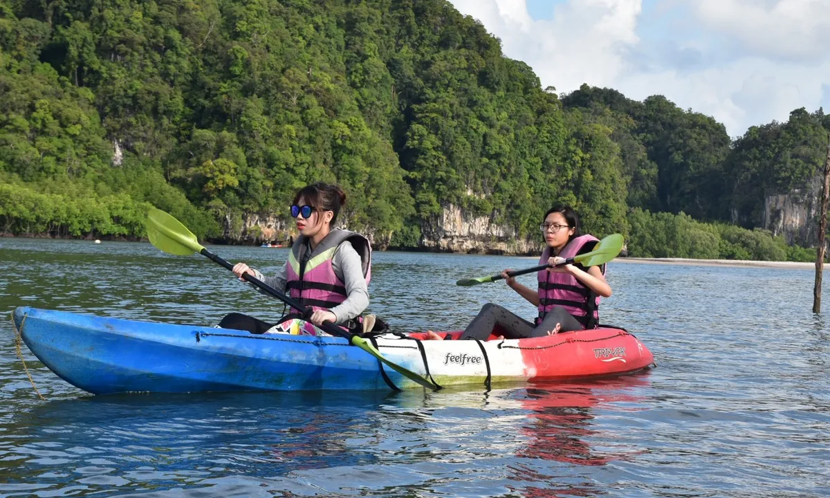 Remando por el paraíso: Por qué Ao Thalane es la aventura en kayak imprescindible en Krabi