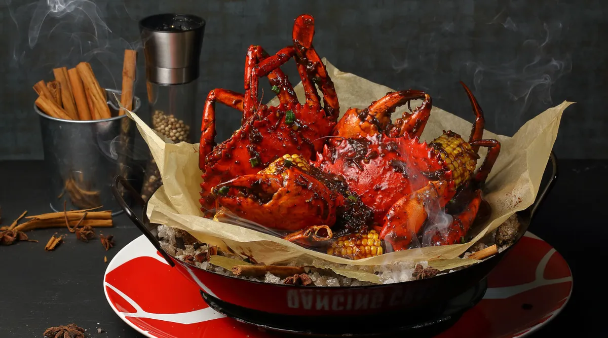 Delicie-se com os sabores intensos do Black Pepper Crab do Dancing Crab, uma sensação de frutos do mar