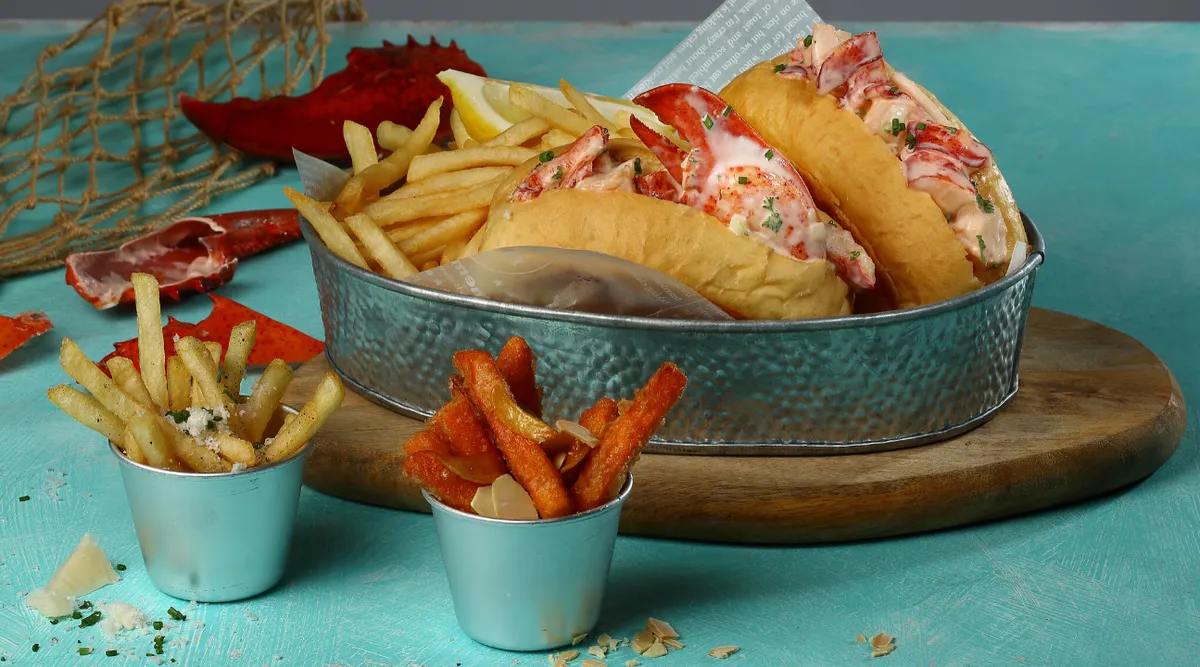 Experimente o sabor do mar, ao estilo americano, com a extravagância de frutos do mar saborosos do Dancing Crab
