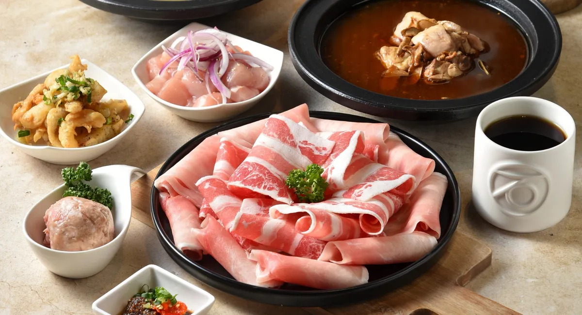 Taipei's Sizzling Secret: Unearthing Shi Yan Shi Hotpot's Flavor Bomb!