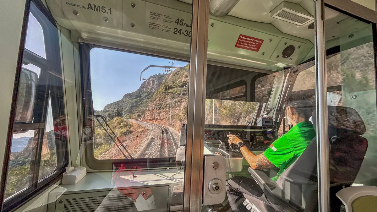 登山鉄道に乗って、モンセラートの中心部へと登りながら、素晴らしい景色を楽しんでください。