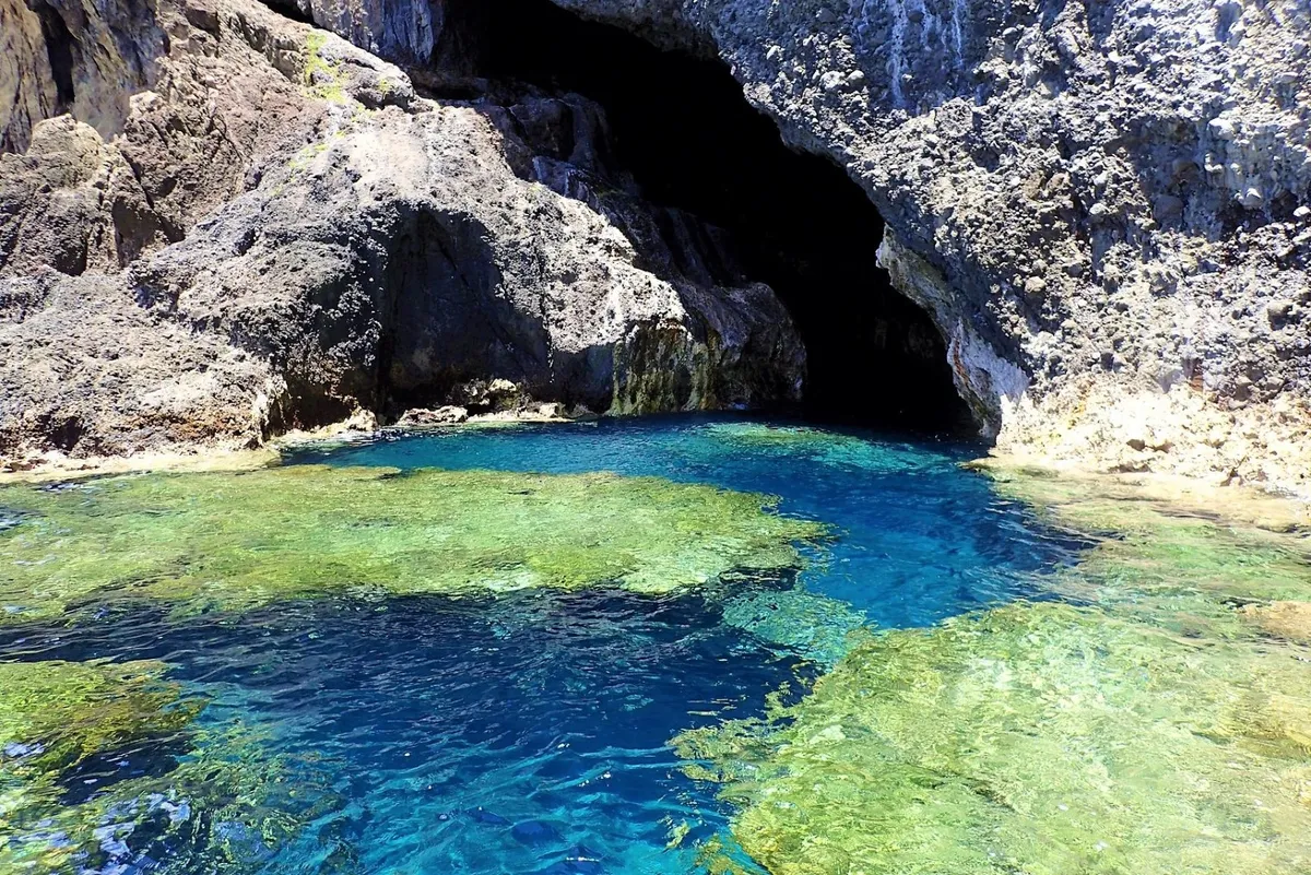Enthüllen Sie die geheimnisvolle Schönheit der Blauen Grotte und bewundern Sie die atemberaubenden Naturwunder.