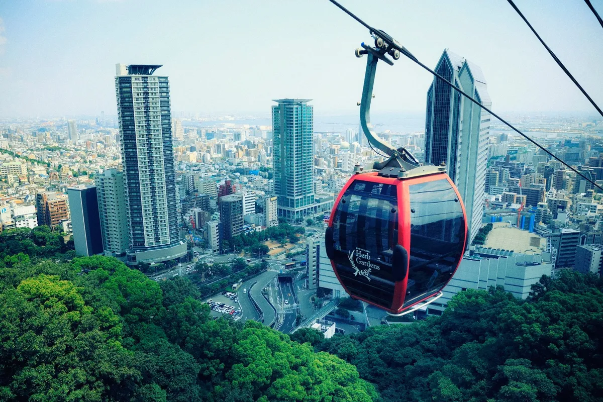Vuela sobre Kobe: ¡Un Viaje Inolvidable a los Jardines de Hierbas Nunobiki y el Teleférico!