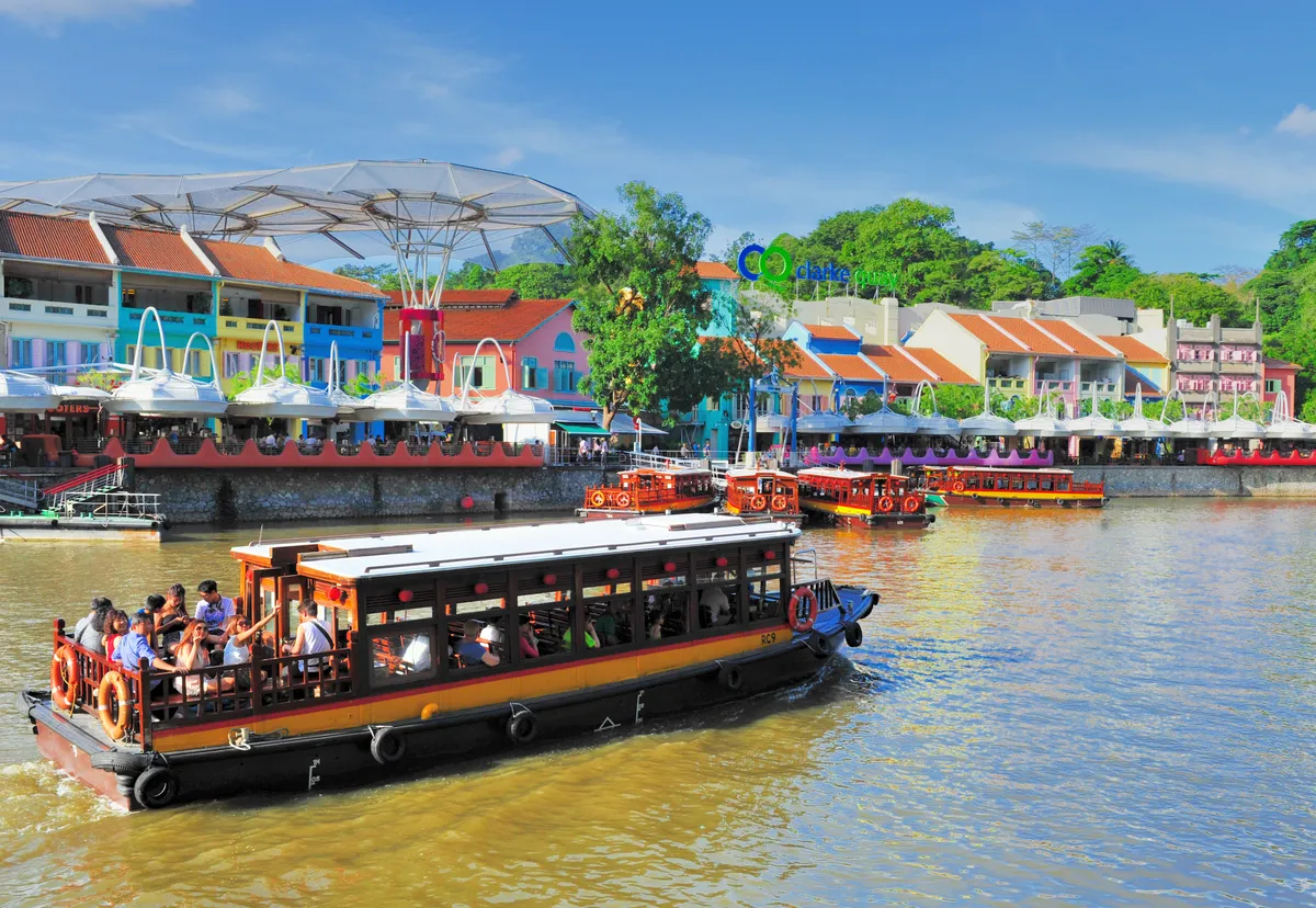 Sitzen Sie drinnen oder draußen und sehen und erfahren Sie auf der 40-minütigen Bootsfahrt etwas über einige der ikonischsten Sehenswürdigkeiten Singapurs