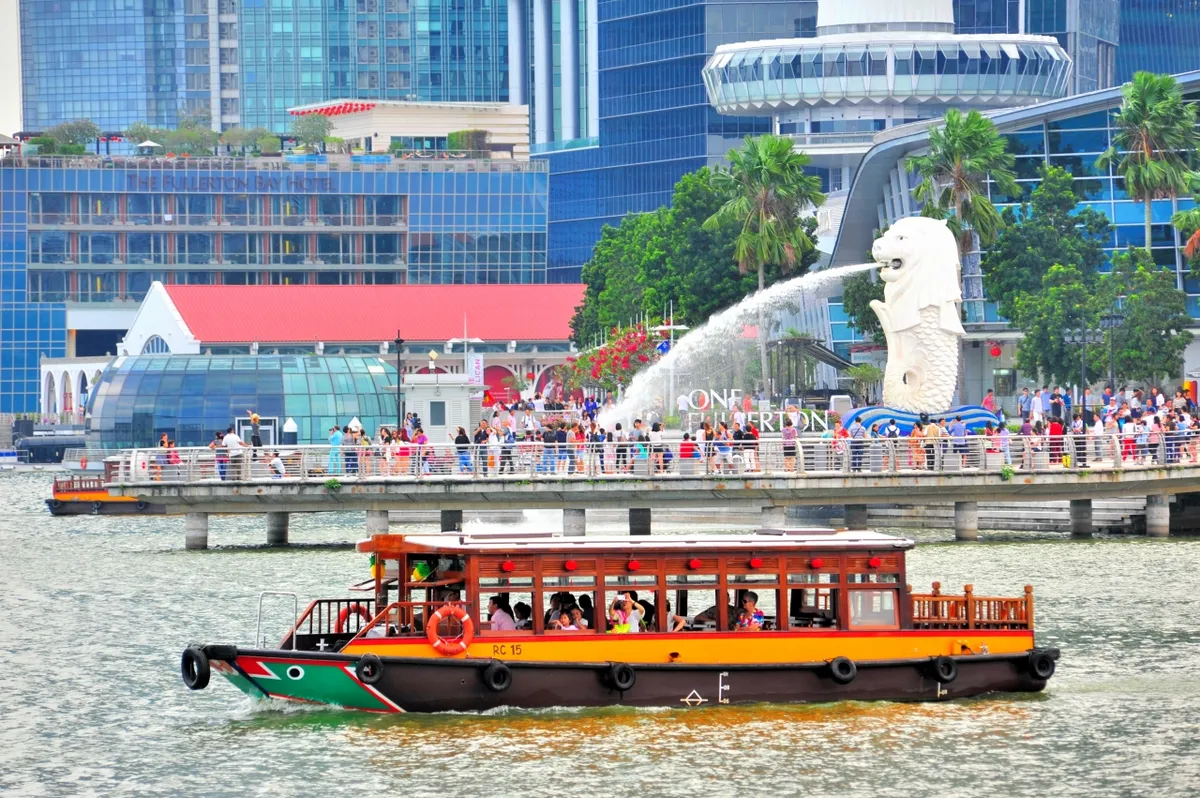 Sehen Sie einige der ikonischsten Sehenswürdigkeiten Singapurs an Bord eines Bootes, das entlang des Singapur Flusses fährt