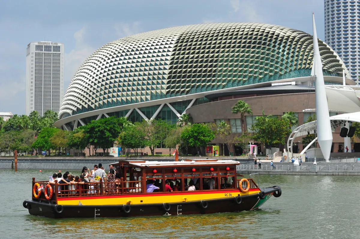 Tauchen Sie mit Ihren Liebsten in das atemberaubende Panorama entlang des ruhigen Singapur Flusses ein