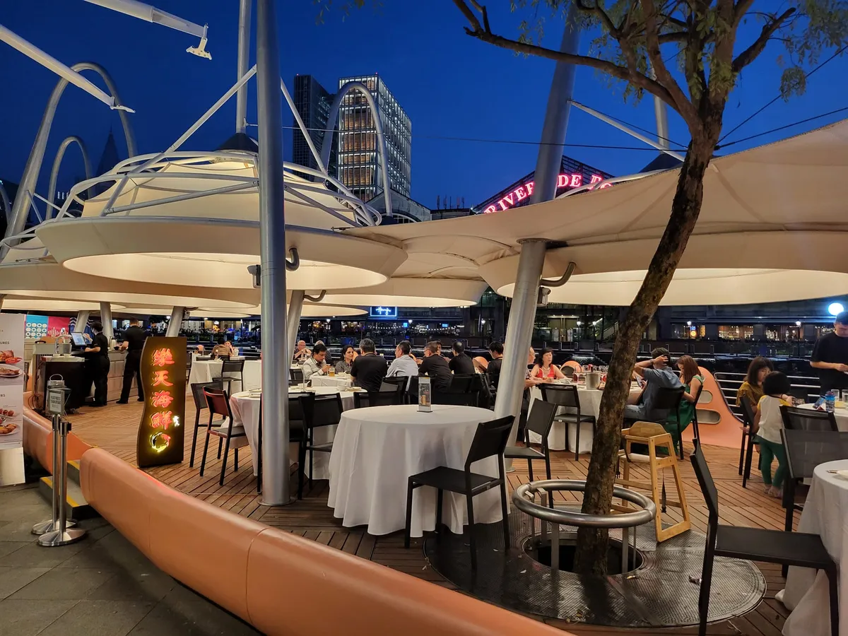 Genießen Sie Singapurs Nachtansichten und gönnen Sie sich Meeresfrüchte nach Ihrer Kreuzfahrt im Seafood Paradise!