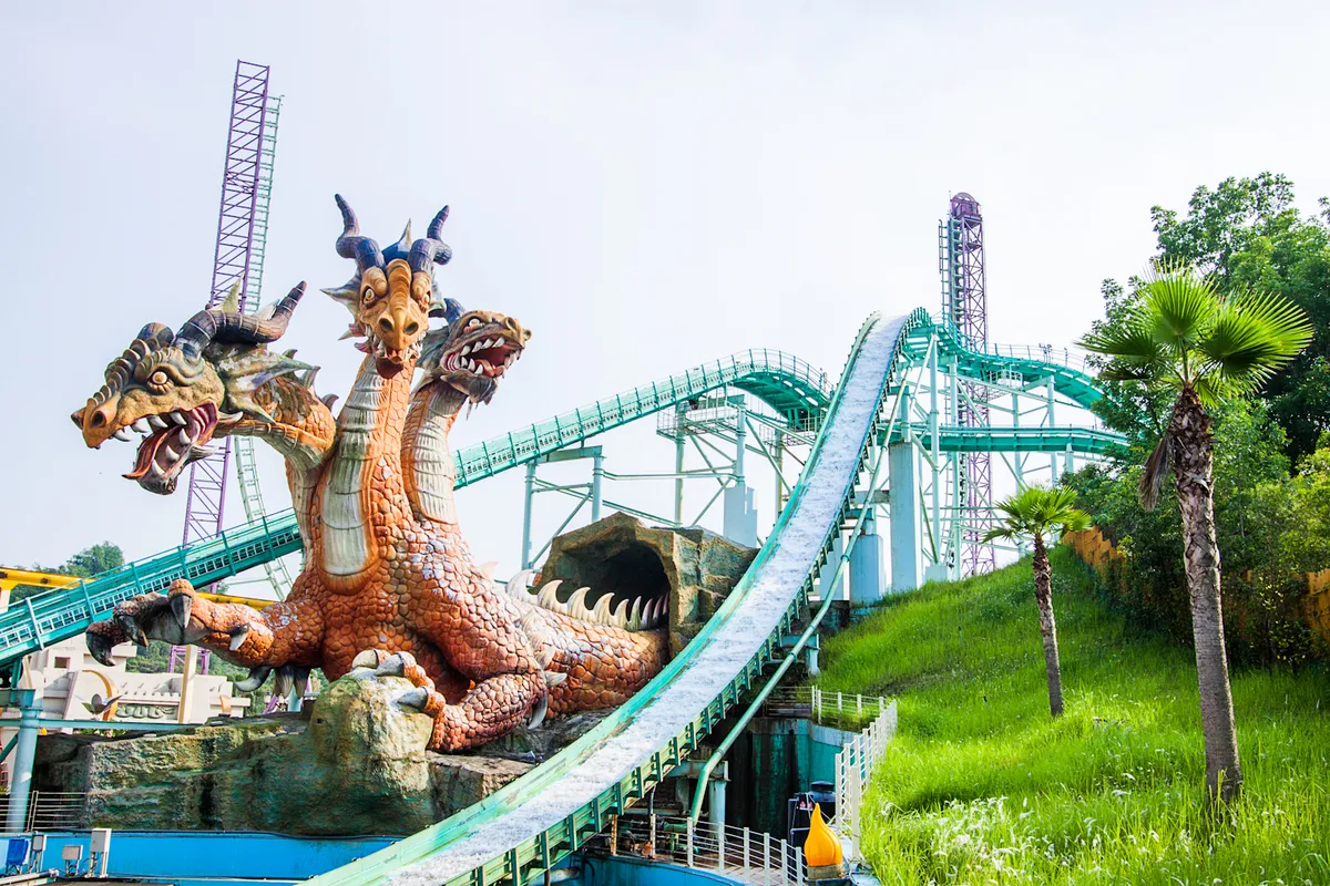 Erleben Sie den ultimativen Hochgeschwindigkeitsrausch in Taiwan und "Fliegen Sie über die Ägäis" mit riesigen Spritzern! Der Hochgeschwindigkeits-Thrill und der enorme Wasserspritzer werden Sie vom ersten Mal an fesseln. Wagen Sie den 15-Grad-Abfall und lassen Sie sich von der Intensität durchnässen.