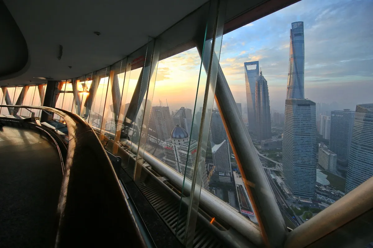 Contempla el hermoso horizonte de Shanghái al visitar la Torre de TV Perla Oriental (Galería de Observación a 263 m)