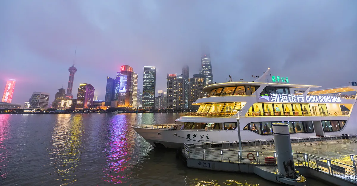 Commencez par les bâtiments historiques du Bund et passez devant le Pudong moderne de l'autre côté