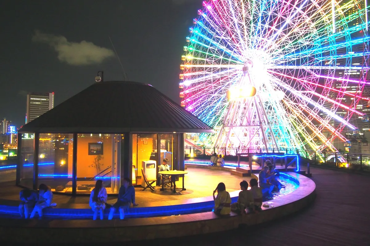 Head up to the roof deck to unwind while taking in the views of the skyscrapers