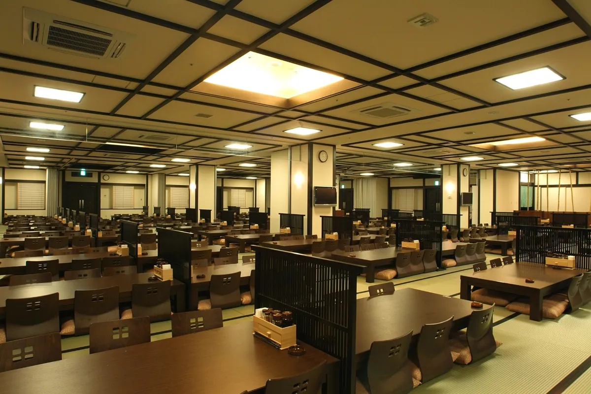 If you’re feeling a little hungry, the club has an onsite restaurant where you can eat