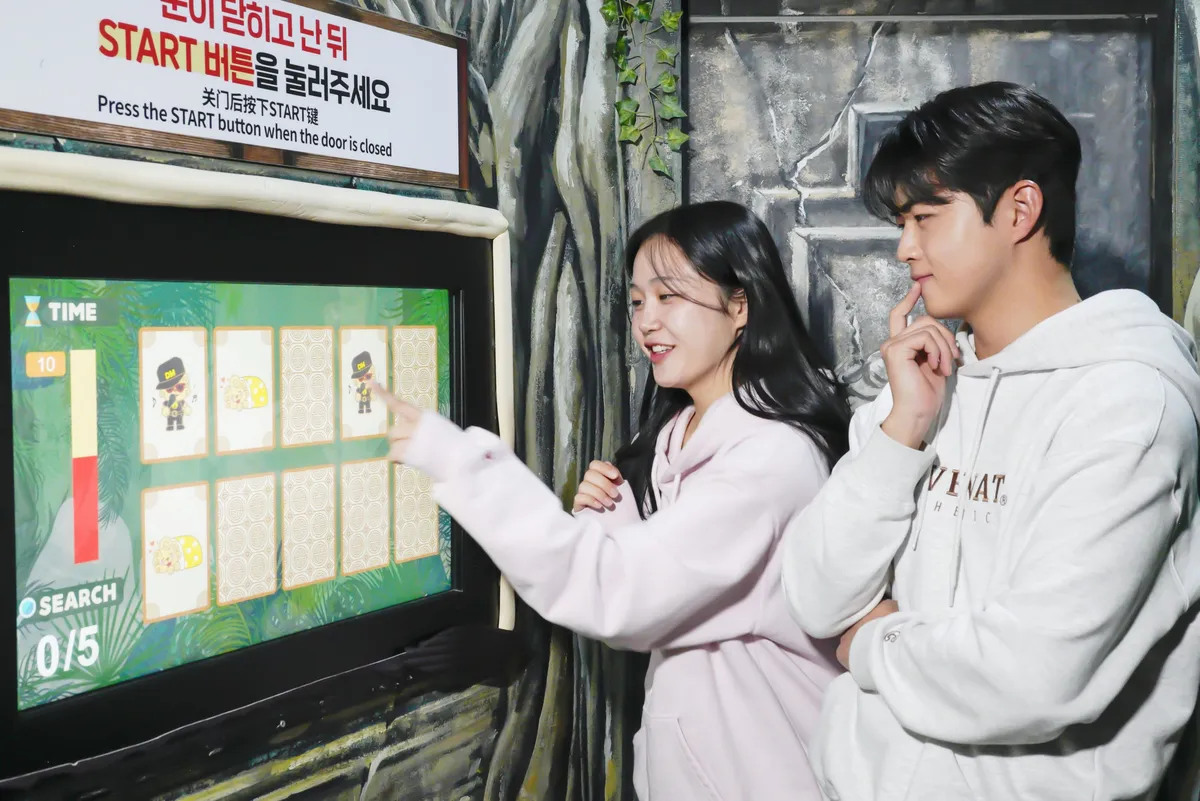 Unleash Your Inner Explorer: An Electrifying Review of Seoul's Dynamic Maze!