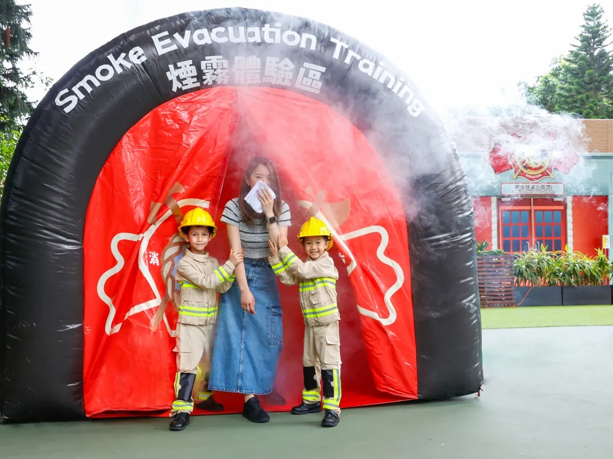 Petit Pompier Courageux : Vivez le frisson d'un sauvetage réaliste ! Nos petits pompiers sauveront les personnes piégées dans un environnement enfumé lors d'une scène d'incendie simulée, puis éteindront le feu.