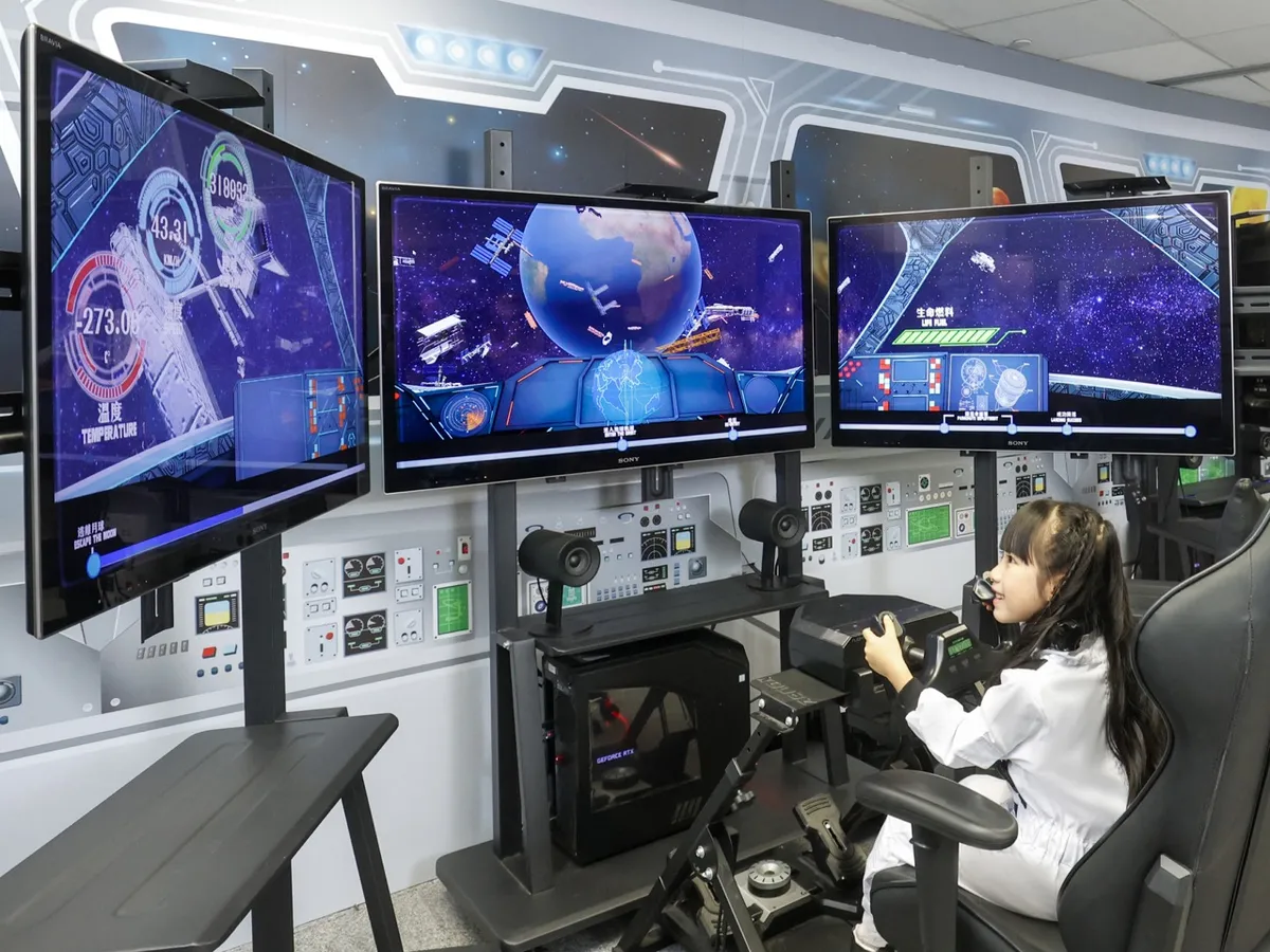 Astronaute Interstellaire : Prêt, 3, 2, 1 Décollage ! Nos petits astronautes simuleront le pilotage d'un vaisseau spatial pour traverser la galaxie. Entrez dans une capsule spatiale réaliste pour imiter des poses stylées comme en apesanteur.
