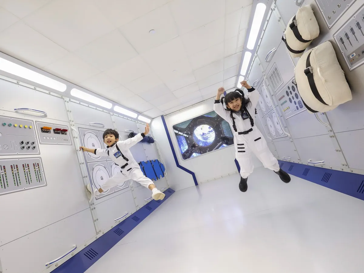 Découvrez les connaissances aérospatiales et inspirez leur curiosité pour l'univers infini.