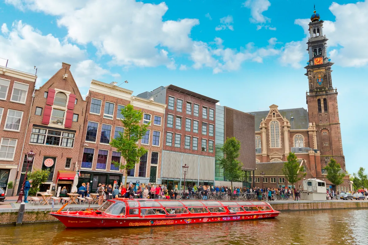 Kombinieren Sie Ihre Bus- und Bootstour, um entlang der bezaubernden Grachten von Amsterdam zu fahren und die Aussicht zu genießen