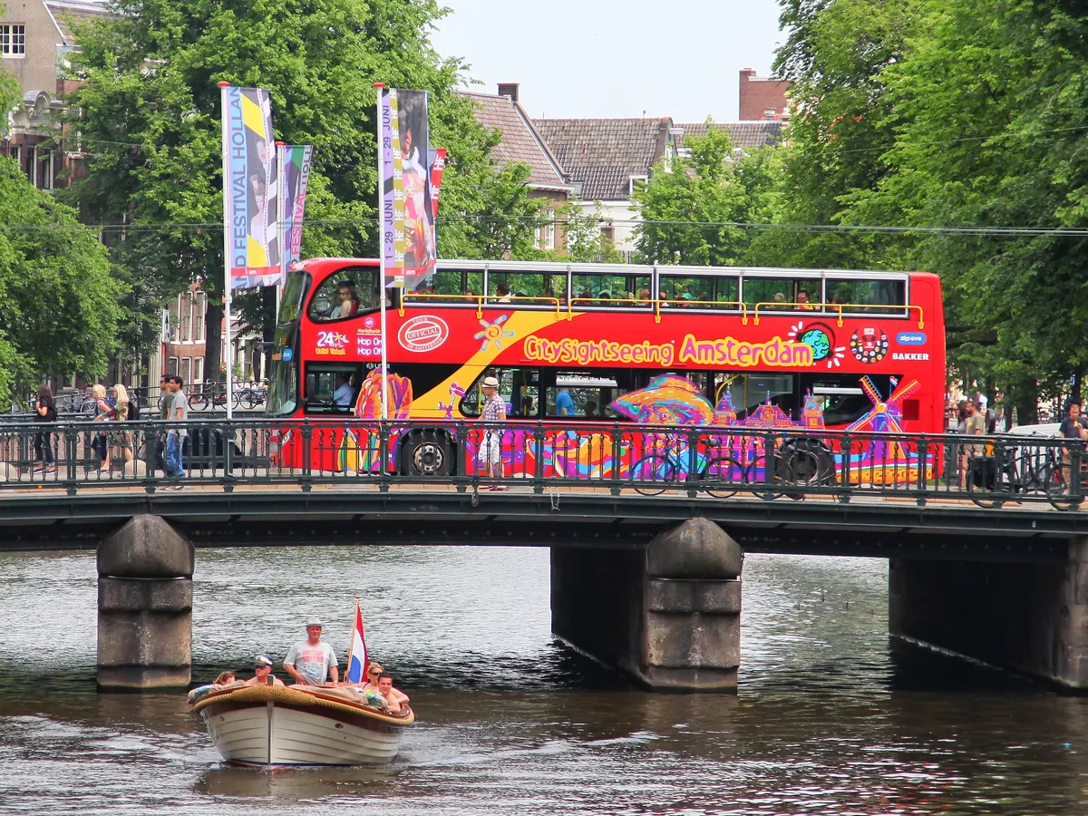 Bleiben Sie im Bus und/oder Boot für fantastisches Amsterdam-Sightseeing an Bord mit Ihrer Begleitung