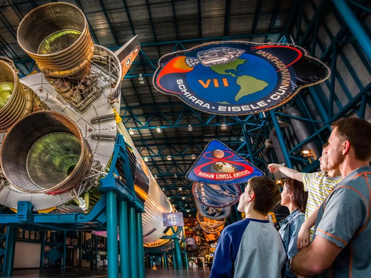 Tocando las estrellas: Una reseña analítica de la experiencia en el Centro Espacial Kennedy