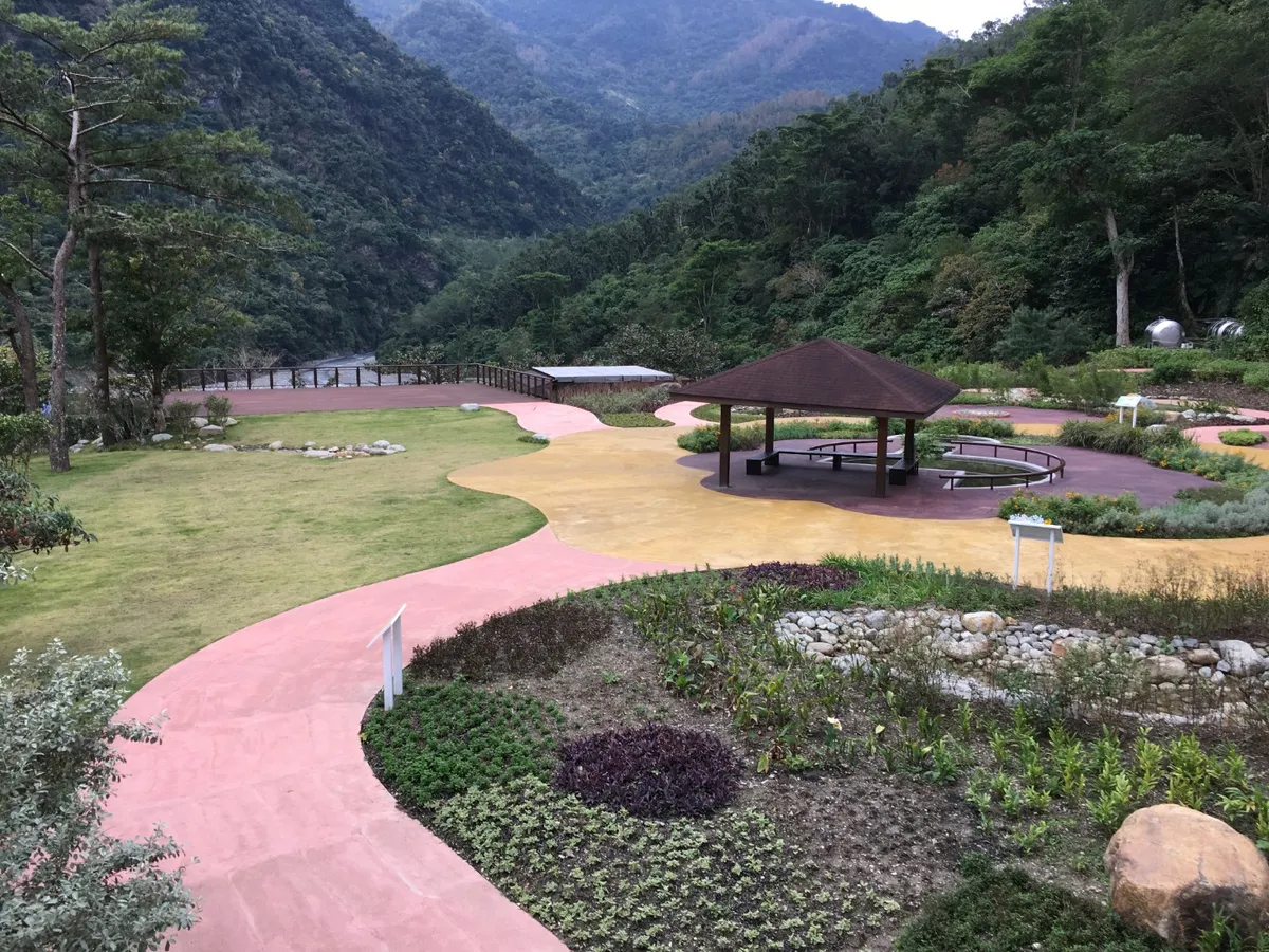 Im Park befindet sich der Huajian Zhiben Kräutergarten, ein über 300 Pings großer Garten mit über 50 Arten aromatischer Kräuter.
