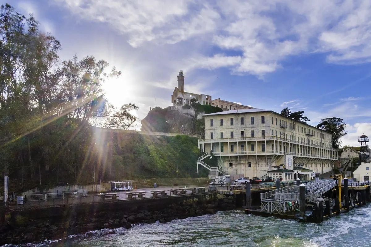 Chegue perto da Ilha de Alcatraz, Fort Mason, o Palace of Fine Arts e outros pontos turísticos populares