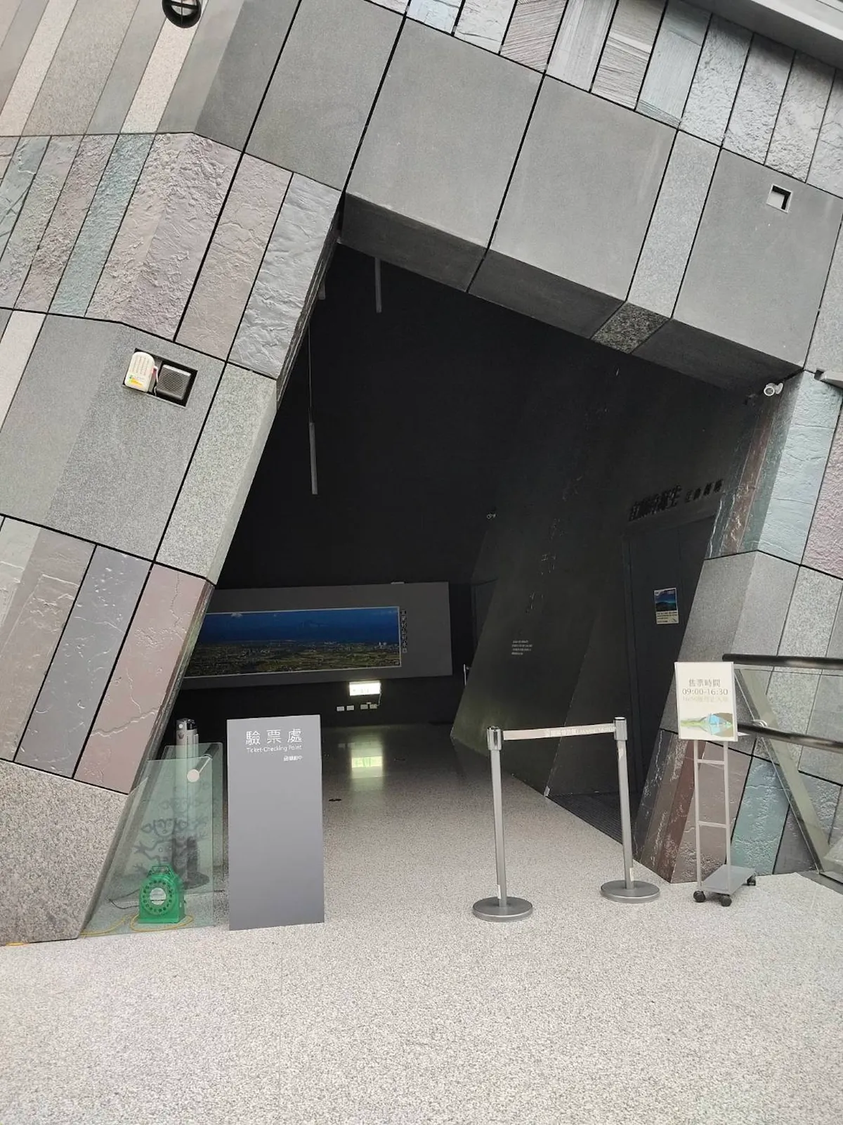 Scannen Sie den QR-Code an der „Ticketkontrolle für die Dauerausstellung im 2. Stock“, um schnell und bequem einzutreten!