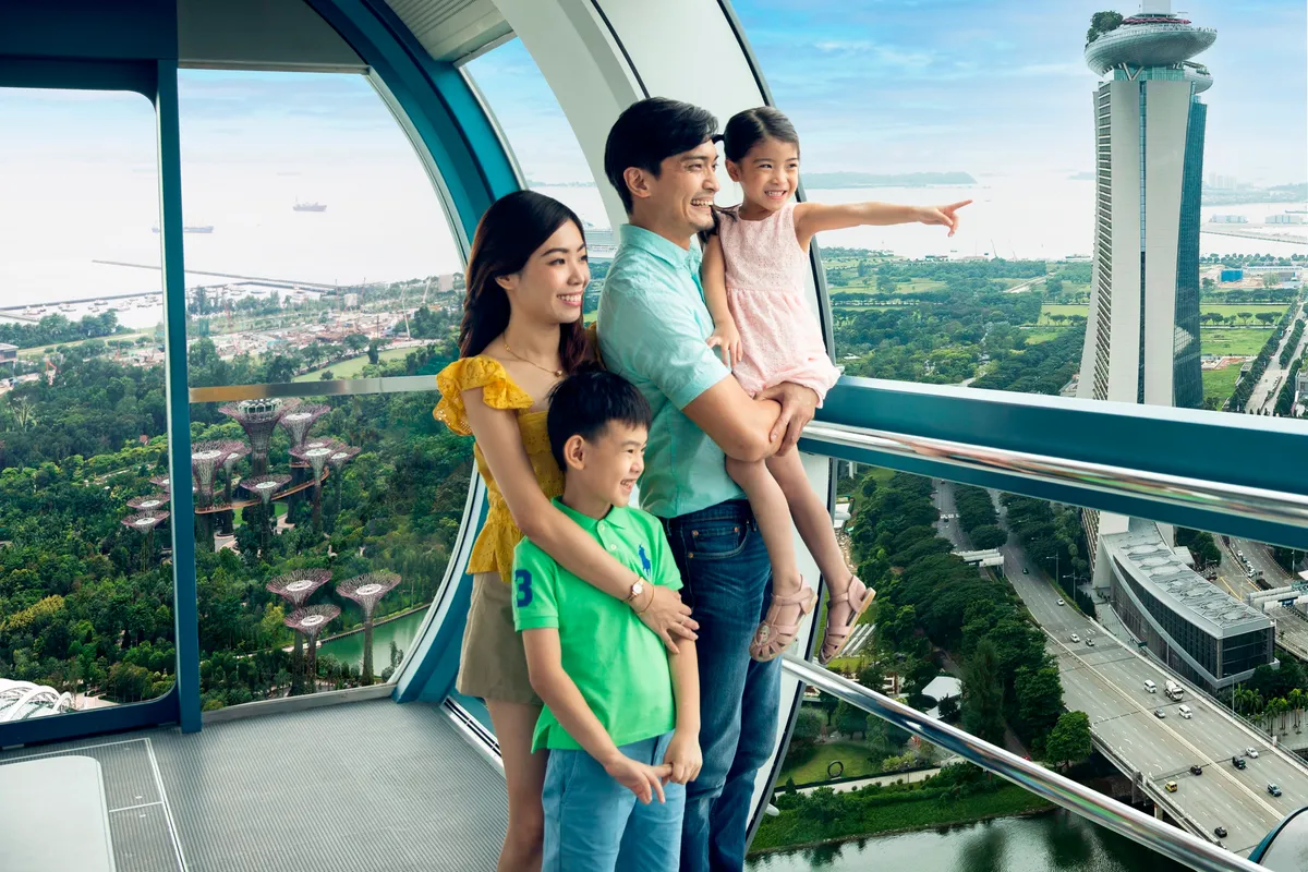 Verwöhnen Sie Familie oder Freunde mit atemberaubenden Ausblicken auf unsere weitläufige urbane Metropole.