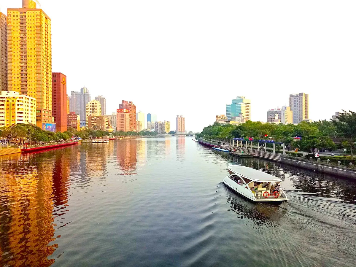 Đi ngang qua các điểm tham quan nổi tiếng của Cao Hùng trên đường đi, bao gồm Trung tâm Nghệ thuật Pier 2, Cầu Qixian, Nhà thờ Hoa Hồng, Cá Chép Vượt Vũ Môn, Công viên Ren-ai, Tòa nhà 85 Sky Tower và Bến cảng Tình Yêu.