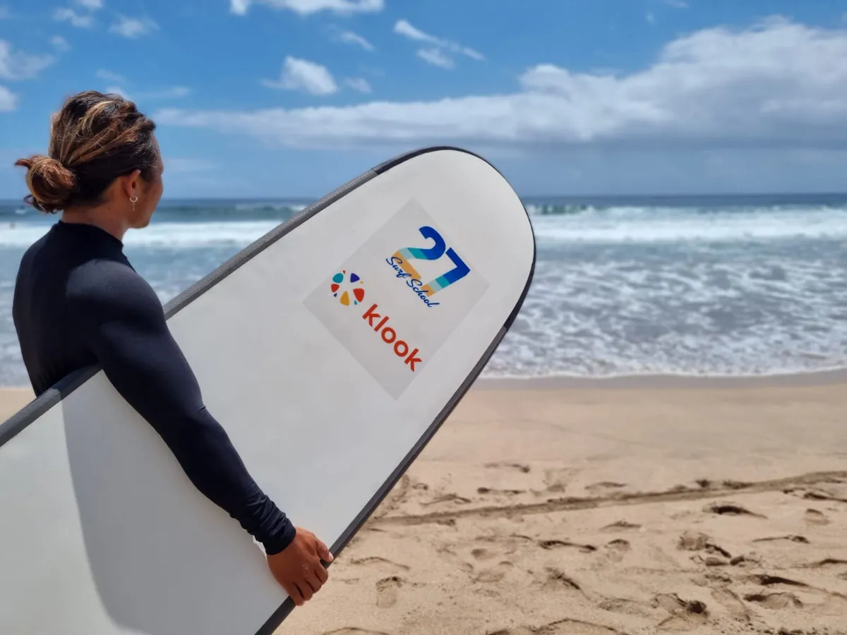 Lernen Sie von einem großartigen Coach einer der meistverkauften Surfschulen bei Klook!