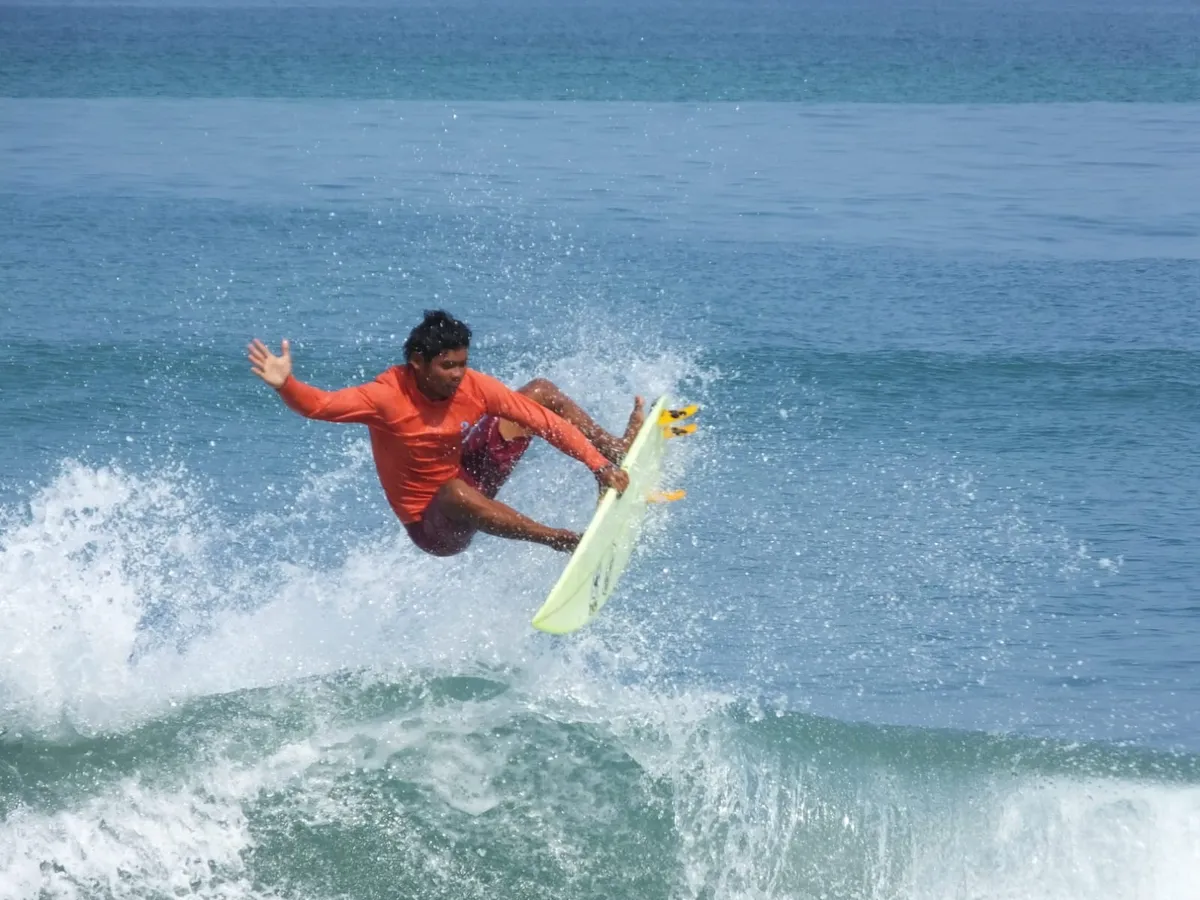 Lassen Sie sich von lokalen Surfern unterrichten und werden Sie vor Tagesende zu einem selbstbewussten Surfer!