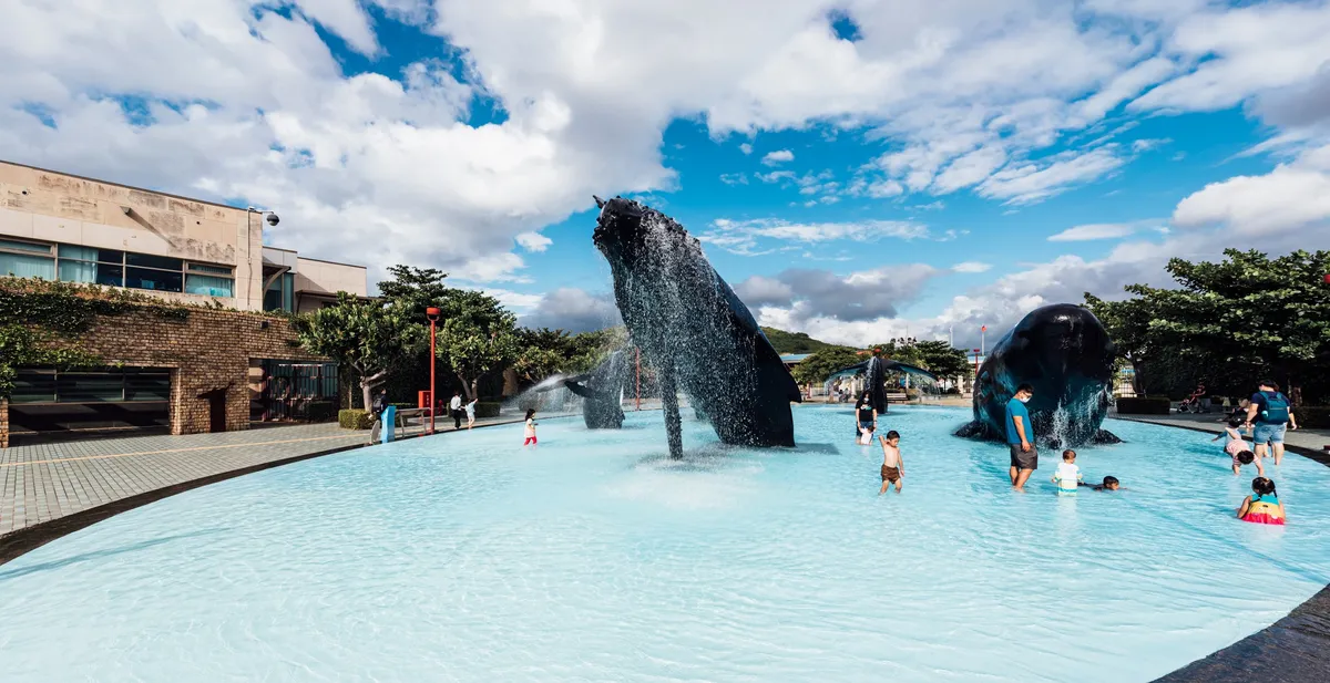 La pataugeoire de la place de la baleine, adorée des enfants et des adultes, est maintenant ouverte ! Profitez du beau temps et emmenez votre famille pour créer de merveilleux souvenirs ensemble !